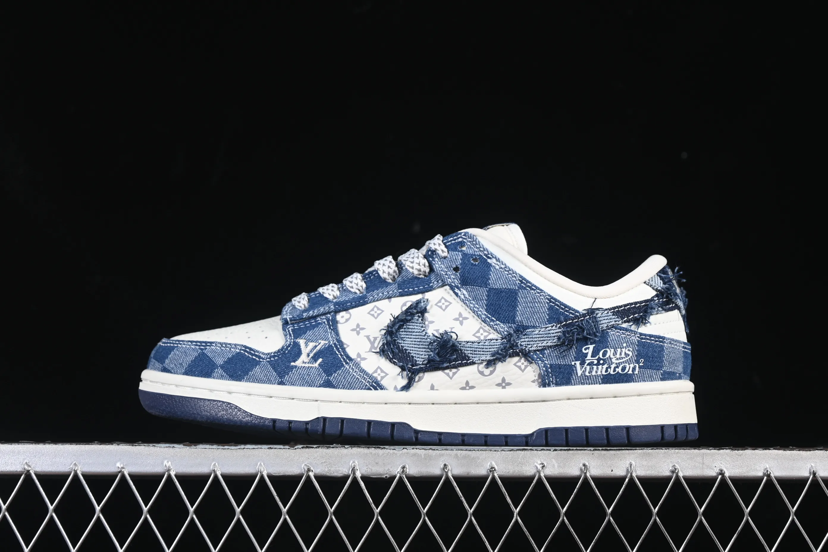All categories Nk SB Dunk Series Nk SB Dunk Low High-end customized low-top sneakers Nike SB Dunk Low LV co-branded white and blue plaid denim High-end customized low-top casual sneakers YF9511-900